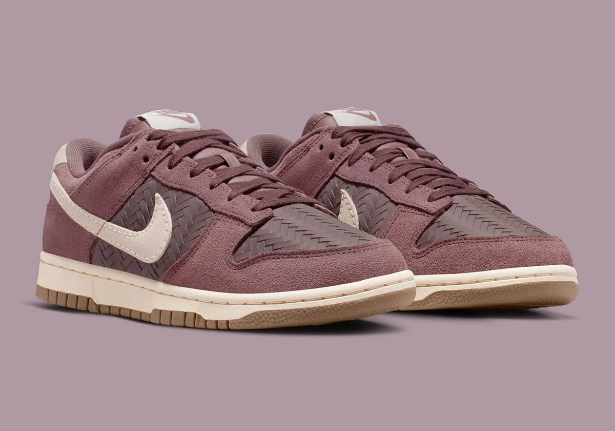 Nike Dunk Low Premium SE Woven Tattoo Gum en textile tissé beige avec motifs artistiques et semelle gum vintage. vue de 3/4