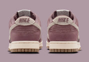 Nike Dunk Low Premium SE Woven Tattoo Gum en textile tissé beige avec motifs artistiques et semelle gum vintage. vue de derrière