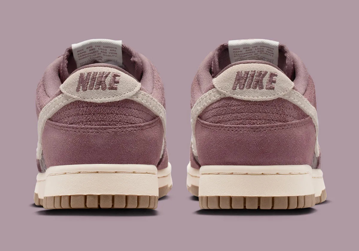 Nike Dunk Low Premium SE Woven Tattoo Gum en textile tissé beige avec motifs artistiques et semelle gum vintage. vue de derrière