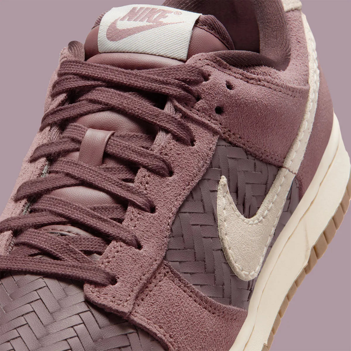 Nike Dunk Low Premium SE Woven Tattoo Gum en textile tissé beige avec motifs artistiques et semelle gum vintage. zoom avant de la chaussure
