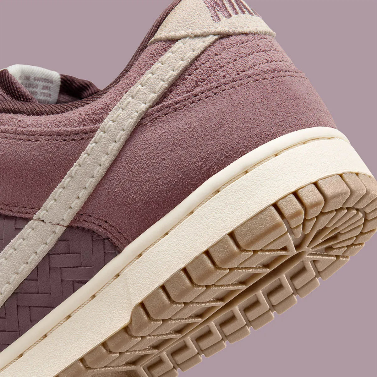 Nike Dunk Low Premium SE Woven Tattoo Gum en textile tissé beige avec motifs artistiques et semelle gum vintage. zoom arrière de la chaussure