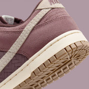 Nike Dunk Low Premium SE Woven Tattoo Gum en textile tissé beige avec motifs artistiques et semelle gum vintage. zoom arrière de la chaussure