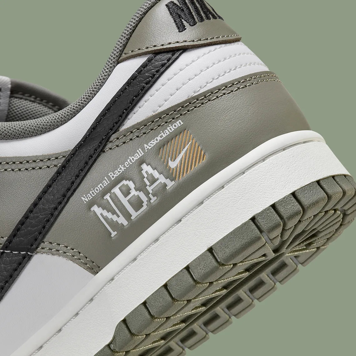 Nike Dunk Low NBA Paris, sneaker Nike Dunk Low inspirée de la NBA et de Paris avec une silhouette emblématique et des finitions premium vue de profil. 