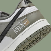 Nike Dunk Low NBA Paris, sneaker Nike Dunk Low inspirée de la NBA et de Paris avec une silhouette emblématique et des finitions premium vue de profil. 