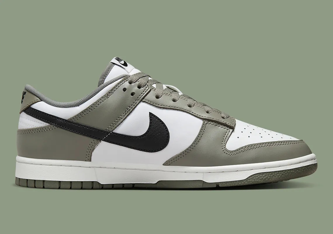 Nike Dunk Low NBA Paris, sneaker Nike Dunk Low inspirée de la NBA et de Paris avec une silhouette emblématique et des finitions premium vue de profil. 