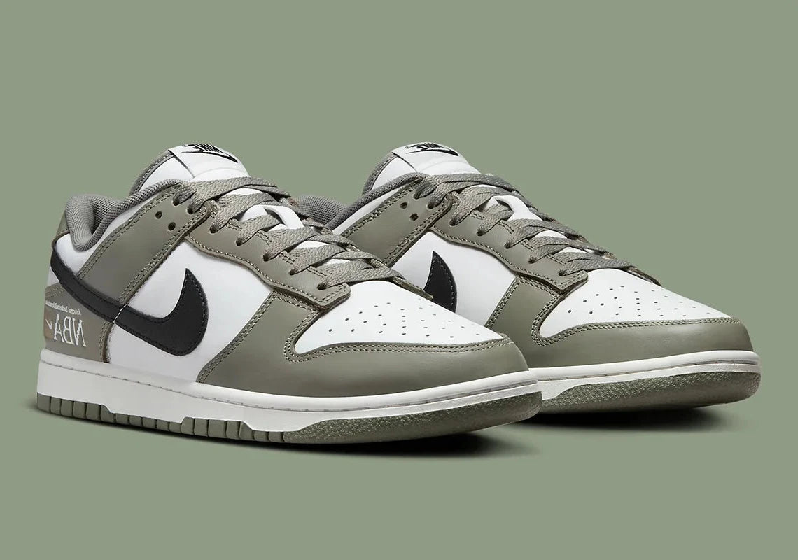 Nike Dunk Low NBA Paris, sneaker Nike Dunk Low inspirée de la NBA et de Paris avec une silhouette emblématique et des finitions premium vue de profil. 