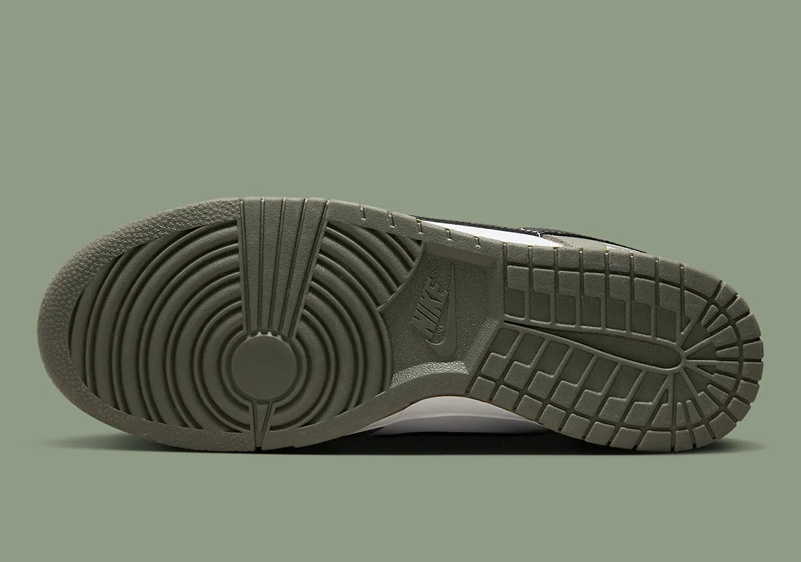 Nike Dunk Low NBA Paris, sneaker Nike Dunk Low inspirée de la NBA et de Paris avec une silhouette emblématique et des finitions premium vue de profil. 