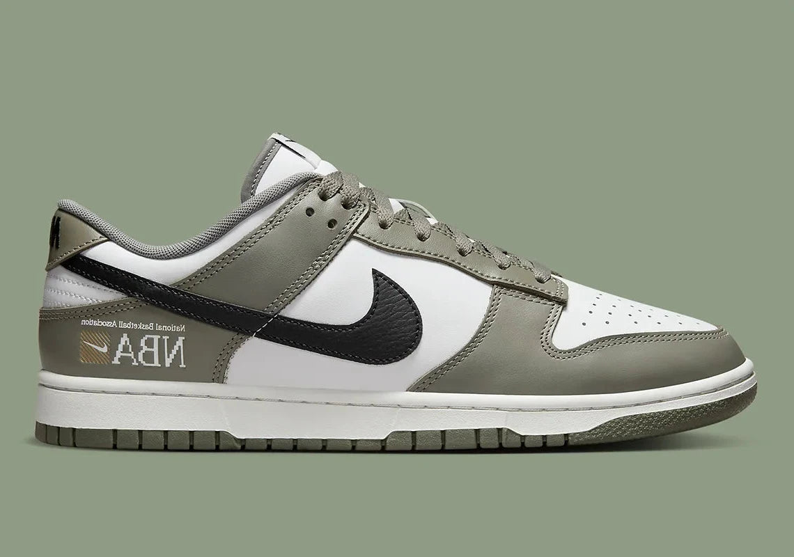Nike Dunk Low NBA Paris, sneaker Nike Dunk Low inspirée de la NBA et de Paris avec une silhouette emblématique et des finitions premium vue de profil. 