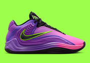 Sneaker Nike Giannis Freak 7 Fade avec dégradé de couleurs dynamique, amorti Zoom Air et silhouette basketball moderne conçue pour la vitesse et l’explosivité.