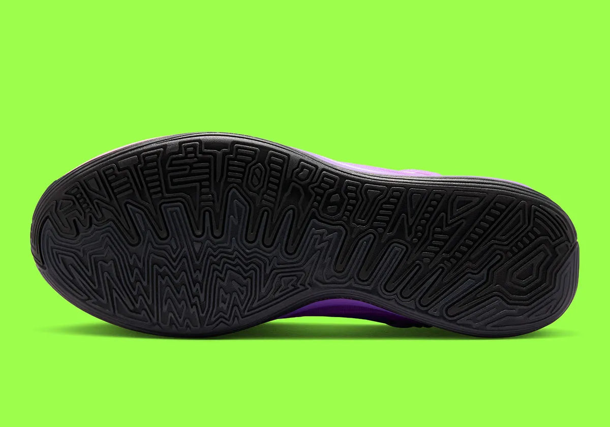 Sneaker Nike Giannis Freak 7 Fade avec dégradé de couleurs dynamique, amorti Zoom Air et silhouette basketball moderne conçue pour la vitesse et l’explosivité.