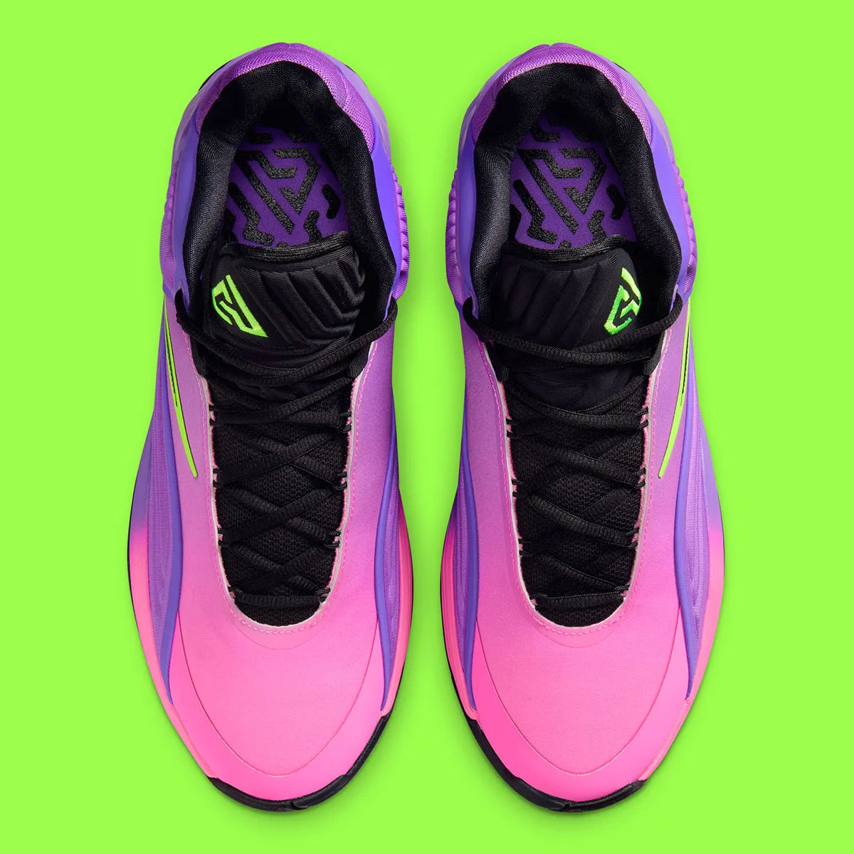 Sneaker Nike Giannis Freak 7 Fade avec dégradé de couleurs dynamique, amorti Zoom Air et silhouette basketball moderne conçue pour la vitesse et l’explosivité.