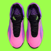 Sneaker Nike Giannis Freak 7 Fade avec dégradé de couleurs dynamique, amorti Zoom Air et silhouette basketball moderne conçue pour la vitesse et l’explosivité.