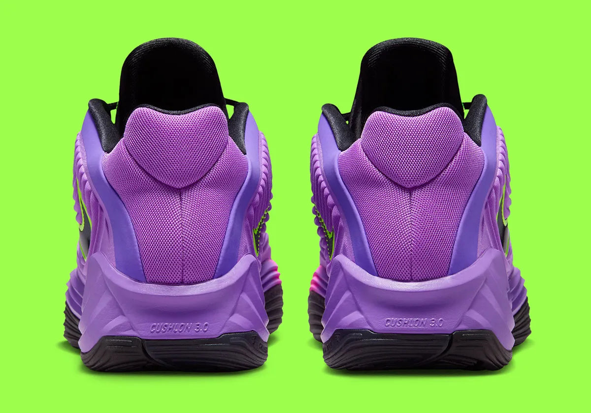 Sneaker Nike Giannis Freak 7 Fade avec dégradé de couleurs dynamique, amorti Zoom Air et silhouette basketball moderne conçue pour la vitesse et l’explosivité.