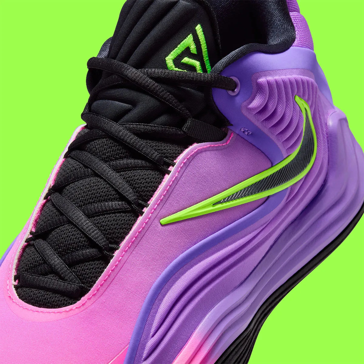 Sneaker Nike Giannis Freak 7 Fade avec dégradé de couleurs dynamique, amorti Zoom Air et silhouette basketball moderne conçue pour la vitesse et l’explosivité.