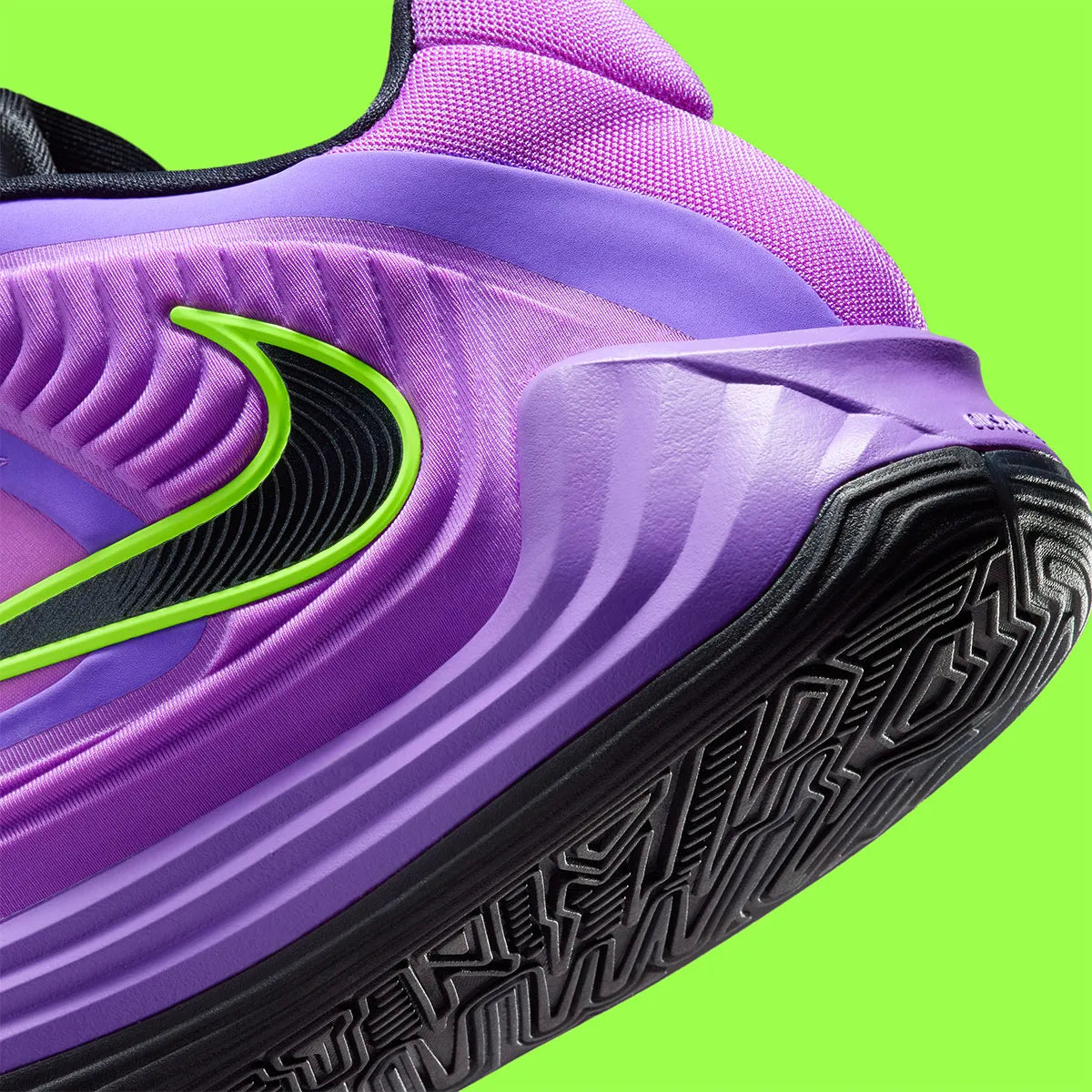 Sneaker Nike Giannis Freak 7 Fade avec dégradé de couleurs dynamique, amorti Zoom Air et silhouette basketball moderne conçue pour la vitesse et l’explosivité.