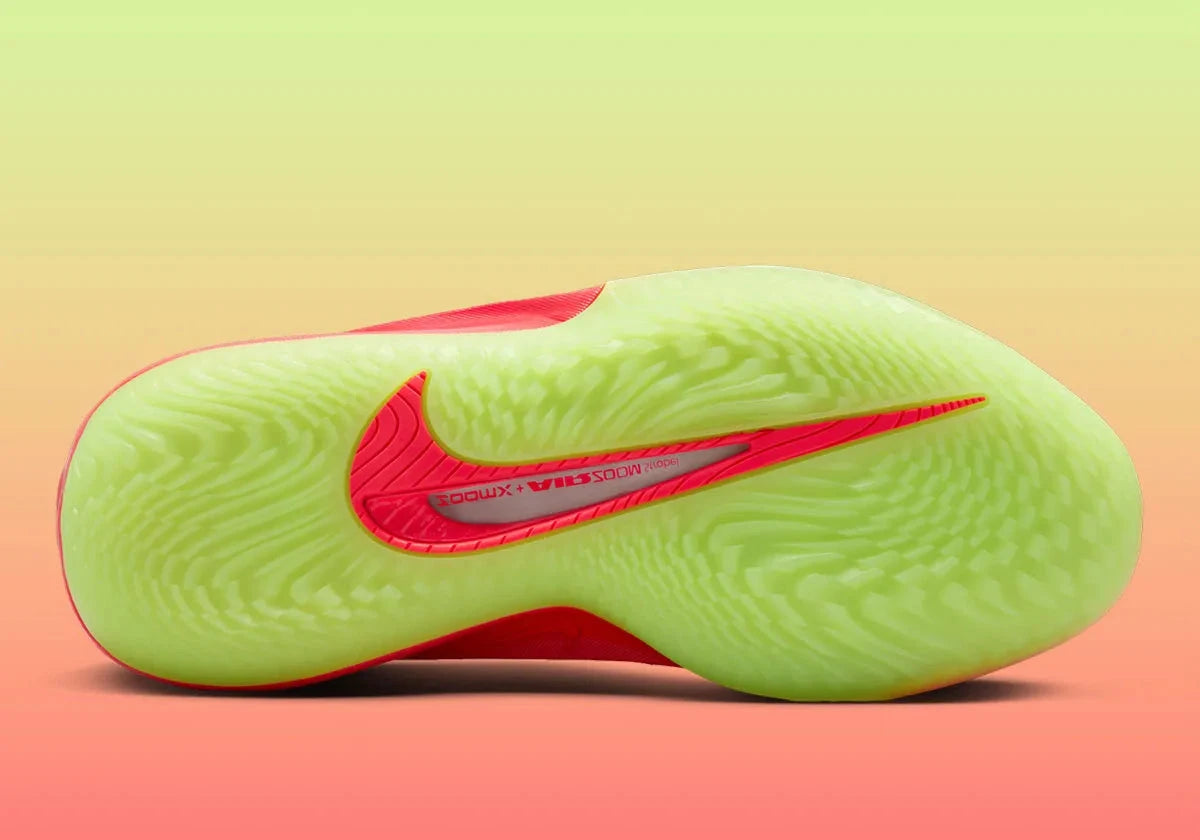 Nike Air Zoom GT Cut 4 Paige Bueckers Shirley Buckets, chaussure de basketball Nike signature Paige Bueckers conçue pour la vitesse, la traction et la réactivité vue sur la semelle. 