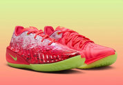 Nike Air Zoom GT Cut 4 Paige Bueckers Shirley Buckets, chaussure de basketball Nike signature Paige Bueckers conçue pour la vitesse, la traction et la réactivité vue de 3/4 face. 