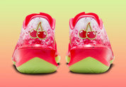 Nike Air Zoom GT Cut 4 Paige Bueckers Shirley Buckets, chaussure de basketball Nike signature Paige Bueckers conçue pour la vitesse, la traction et la réactivité vue de derrière. 
