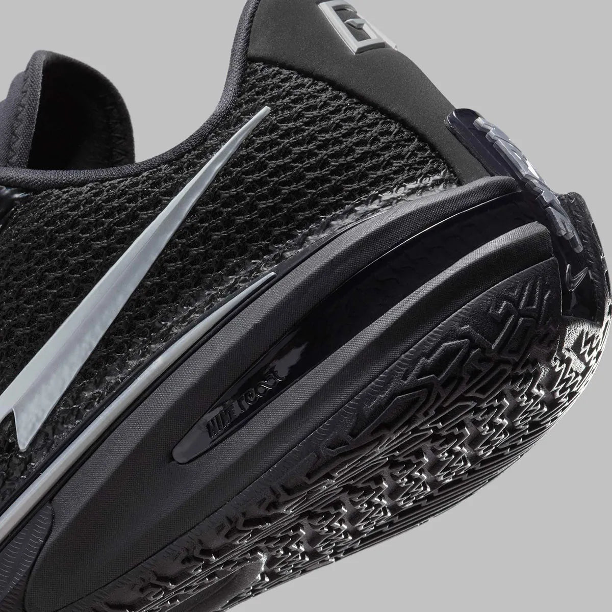 Sneaker de basketball Nike Air Zoom GT Cut Black Chrome en mesh technique avec unité Zoom Air Strobel et amorti React.