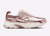 Nike Initiator Red Sepia Echo Pink IB4339-002 avec tige crème et beige, accents rose et brun et silhouette rétro-running multicouche vue de profil. 