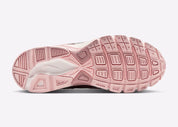 Nike Initiator Red Sepia Echo Pink IB4339-002 avec tige crème et beige, accents rose et brun et silhouette rétro-running multicouche vue du dessous. 