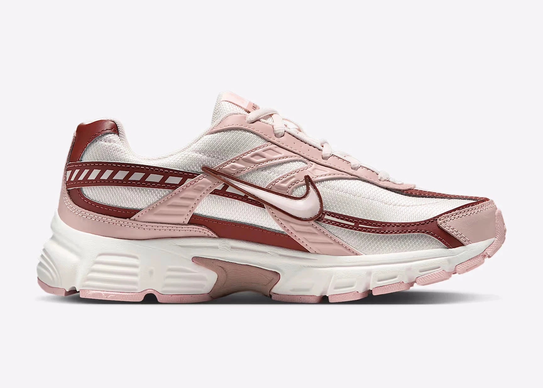 Nike Initiator Red Sepia Echo Pink IB4339-002 avec tige crème et beige, accents rose et brun et silhouette rétro-running multicouche vue de profil intérieur. 
