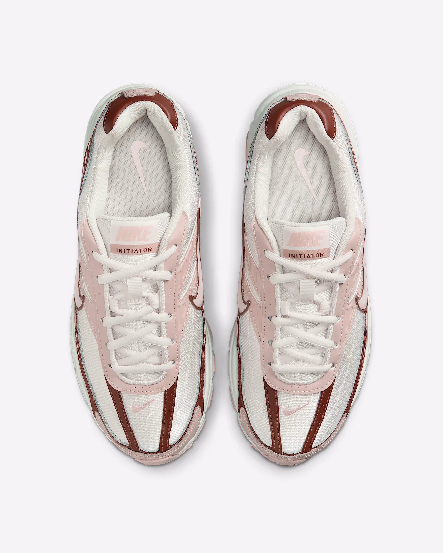 Nike Initiator Red Sepia Echo Pink IB4339-002 avec tige crème et beige, accents rose et brun et silhouette rétro-running multicouche vue du dessus. 