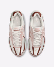 Nike Initiator Red Sepia Echo Pink IB4339-002 avec tige crème et beige, accents rose et brun et silhouette rétro-running multicouche vue du dessus. 