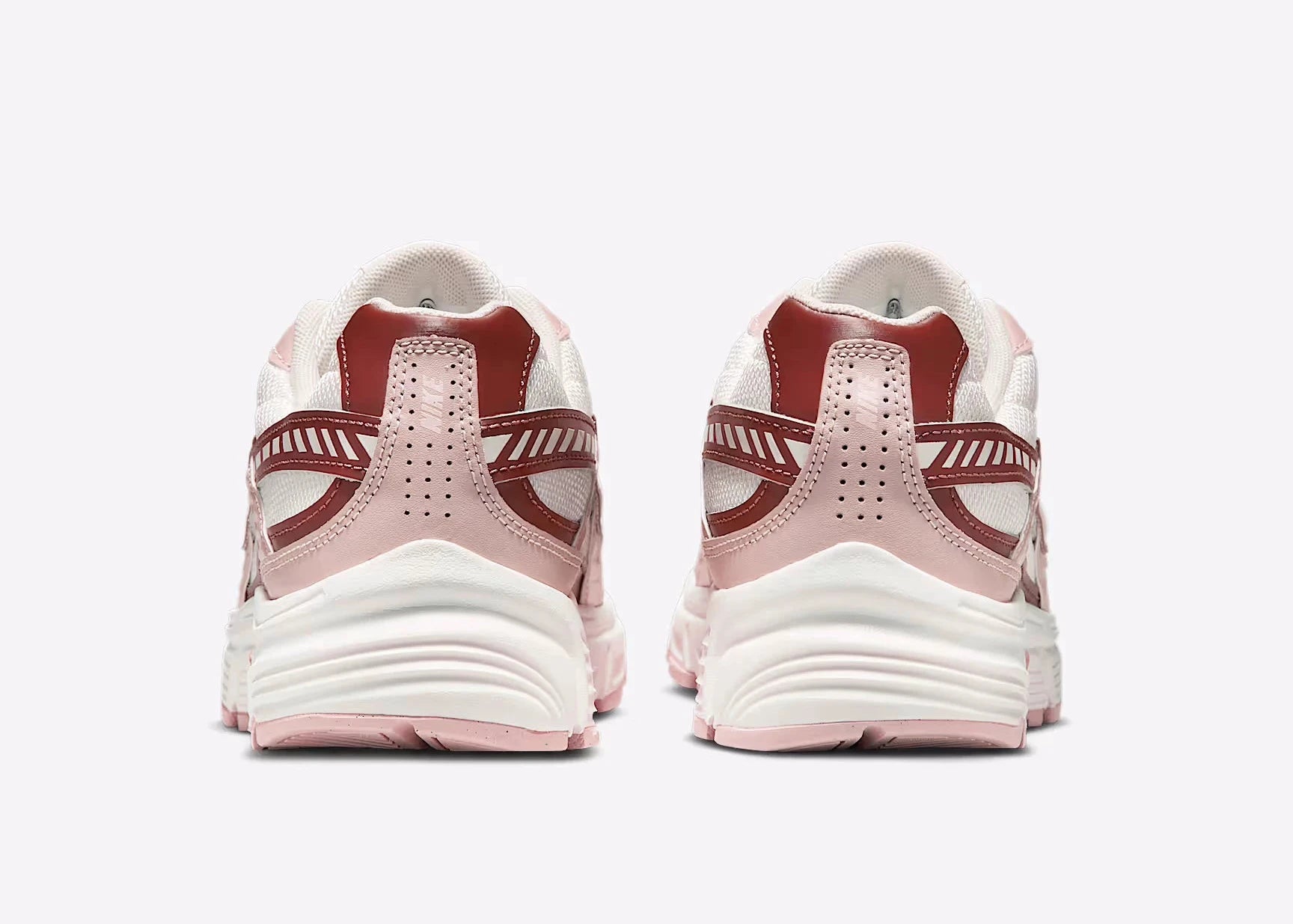 Nike Initiator Red Sepia Echo Pink IB4339-002 avec tige crème et beige, accents rose et brun et silhouette rétro-running multicouche vue de derrière. 