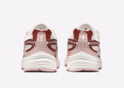 Nike Initiator Red Sepia Echo Pink IB4339-002 avec tige crème et beige, accents rose et brun et silhouette rétro-running multicouche vue de derrière. 