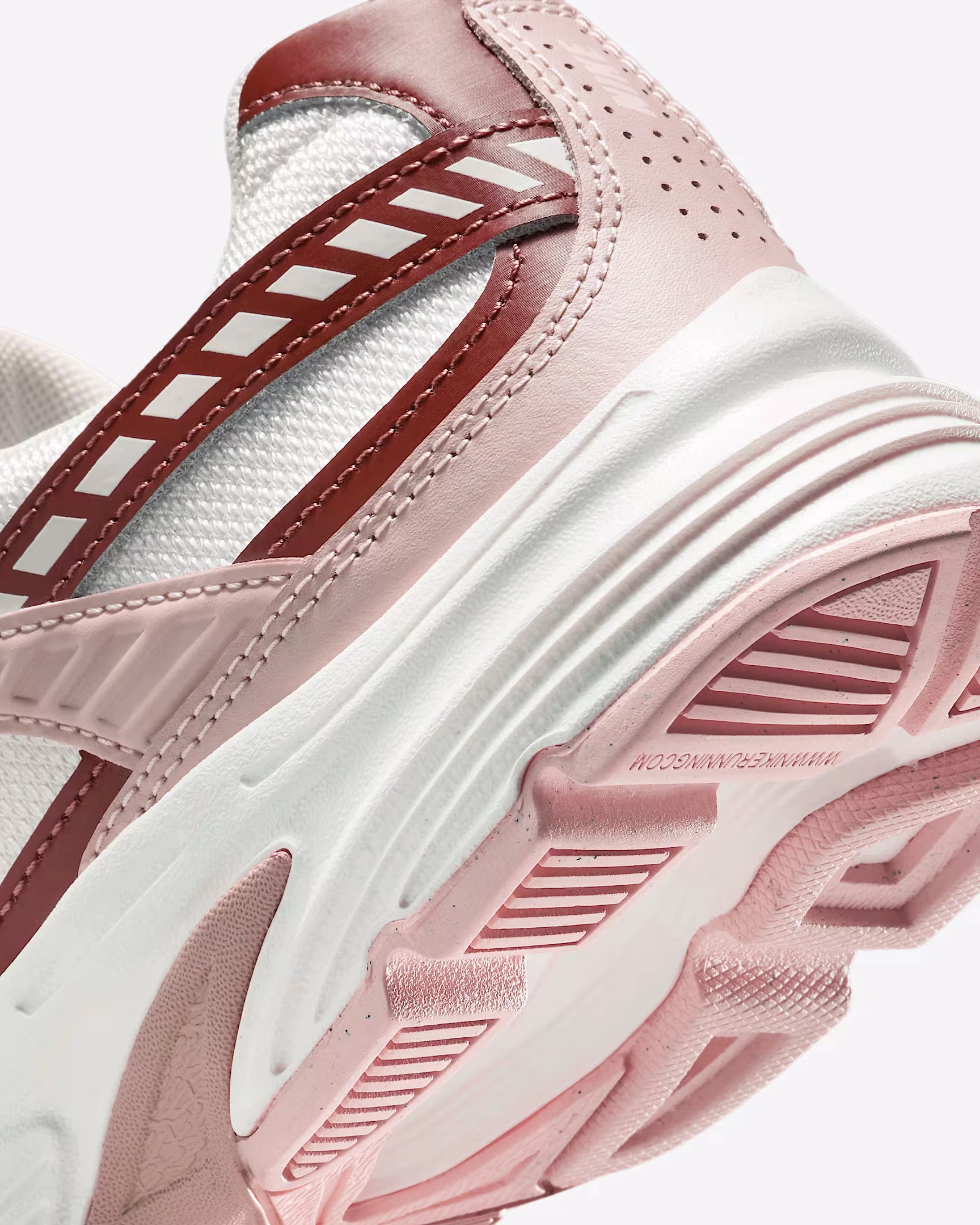 Vue zoomée sur les détails arrières de ka Nike Initiator Red Sepia Echo Pink IB4339-002 avec tige crème et beige, accents rose et brun et silhouette rétro-running multicouche.