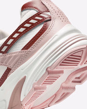 Vue zoomée sur les détails arrières de ka Nike Initiator Red Sepia Echo Pink IB4339-002 avec tige crème et beige, accents rose et brun et silhouette rétro-running multicouche.
