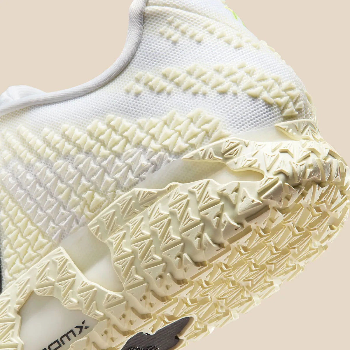 Nike Ja 3 Sound Check en mesh noir avec accents turquoise et citron, graphismes inspirés du son et amorti Zoom Air.