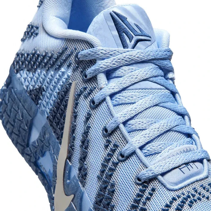 Vue sur les détails latéraux de la sneakers Nike Ja 3 All-Star en matériaux techniques premium avec amorti réactif et design All-Star distinctif