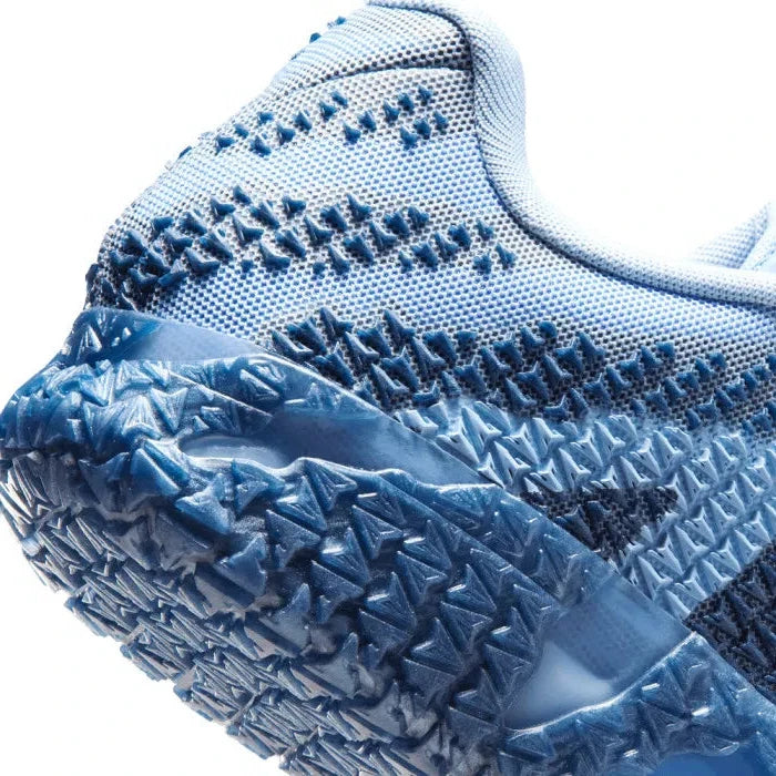 Vue zoomée sur les détails latéraux de la sneakers Nike Ja 3 All-Star en matériaux techniques premium avec amorti réactif et design All-Star distinctif