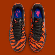 Nike Ja 3 Animal Pack Tiger avec tige textile aux tons chauds et motifs rayés, renforts structurés, amorti réactif et semelle en caoutchouc adhérente.