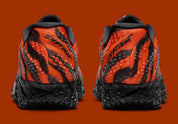 Nike Ja 3 Animal Pack Tiger avec tige textile aux tons chauds et motifs rayés, renforts structurés, amorti réactif et semelle en caoutchouc adhérente.