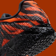 Nike Ja 3 Animal Pack Tiger avec tige textile aux tons chauds et motifs rayés, renforts structurés, amorti réactif et semelle en caoutchouc adhérente.