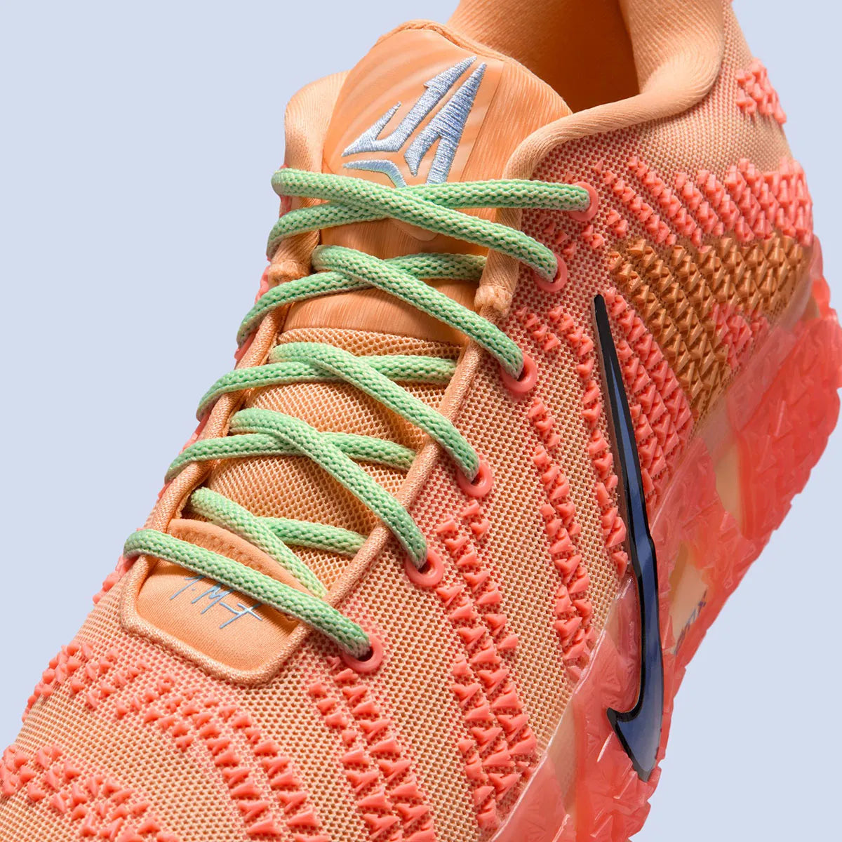 Sneakers Nike Ja 3 Daybreak en mesh technique avec semelle réactive, traction multidirectionnelle et design basketball moderne.Vue zoomer coté avant