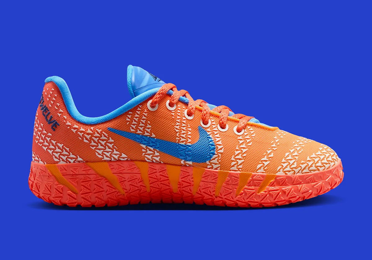 Nike Ja 3 Blue Crystal avec tige textile bleue, accents Turf Orange, Midnight Navy et Metallic Silver, amorti réactif et semelle en caoutchouc adhérente.