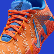 Nike Ja 3 Blue Crystal avec tige textile bleue, accents Turf Orange, Midnight Navy et Metallic Silver, amorti réactif et semelle en caoutchouc adhérente.