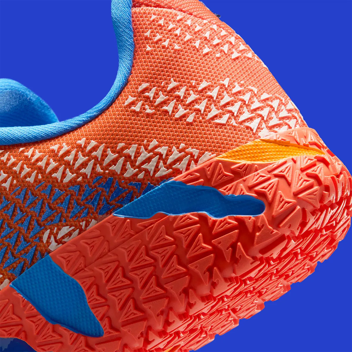 Nike Ja 3 Blue Crystal avec tige textile bleue, accents Turf Orange, Midnight Navy et Metallic Silver, amorti réactif et semelle en caoutchouc adhérente.