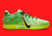 Nike Ja 3 Zombie GS à silhouette basketball basse, avec tige textile sombre, accents contrastés, renforts structurés, amorti confortable et semelle en caoutchouc adhérente.