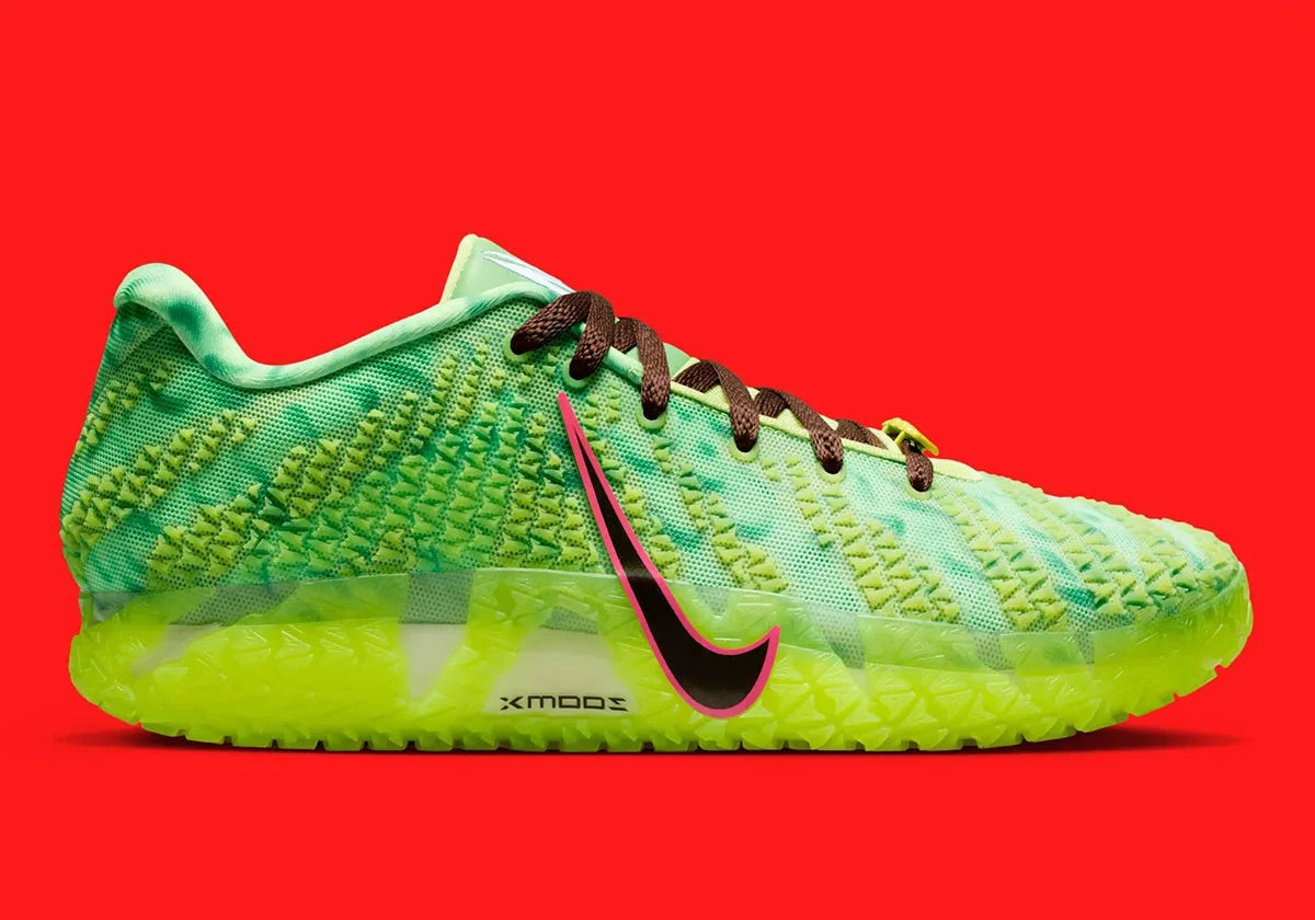 Nike Ja 3 Zombie GS à silhouette basketball basse, avec tige textile sombre, accents contrastés, renforts structurés, amorti confortable et semelle en caoutchouc adhérente.