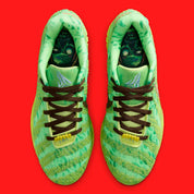 Nike Ja 3 Zombie GS à silhouette basketball basse, avec tige textile sombre, accents contrastés, renforts structurés, amorti confortable et semelle en caoutchouc adhérente.