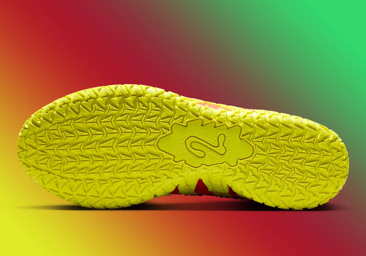 Nike Ja 3 Jurassic Park Explorer avec tige textile aux tons naturels contrastés, renforts structurés, amorti réactif et semelle en caoutchouc à traction multidirectionnelle.