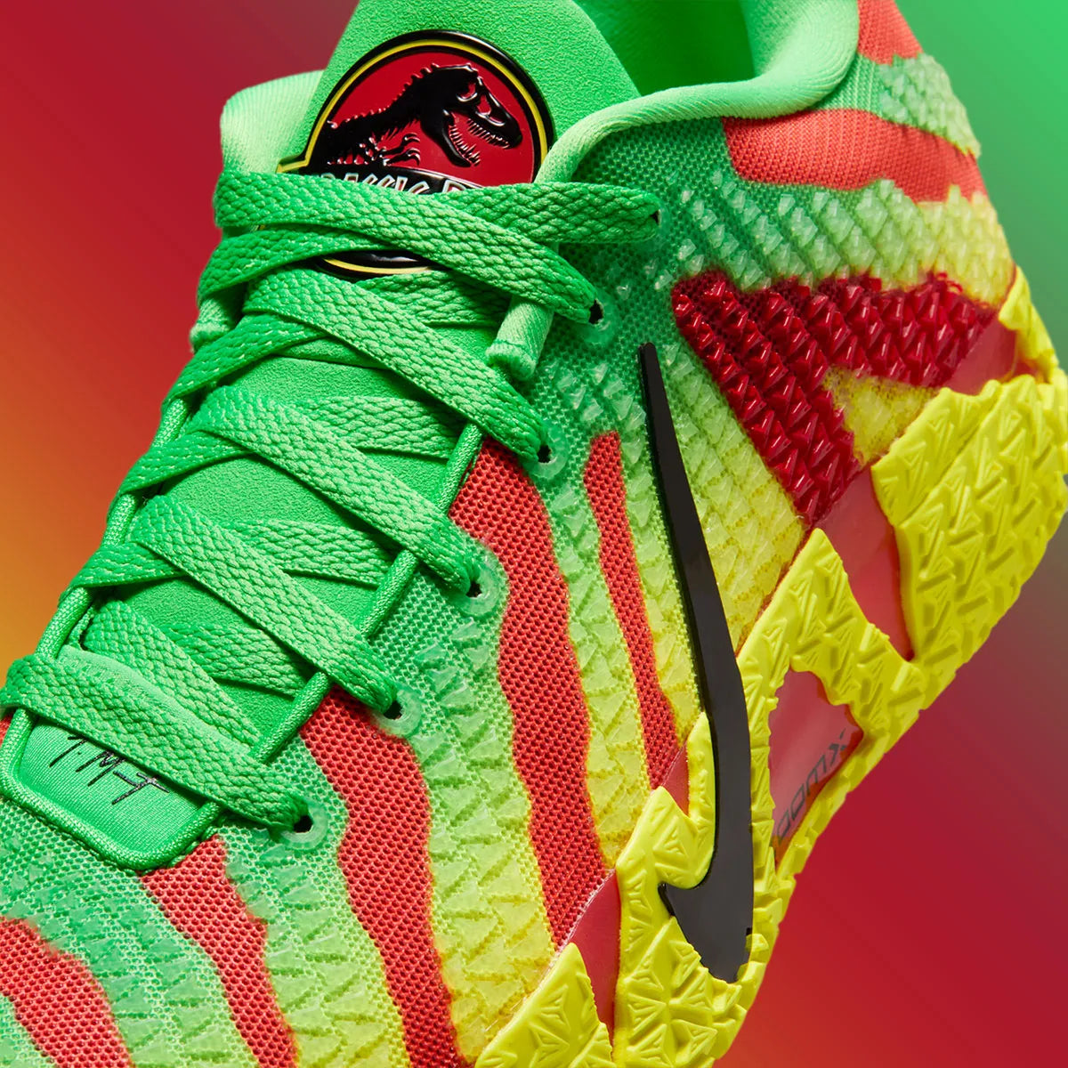 Nike Ja 3 Jurassic Park Explorer avec tige textile aux tons naturels contrastés, renforts structurés, amorti réactif et semelle en caoutchouc à traction multidirectionnelle.