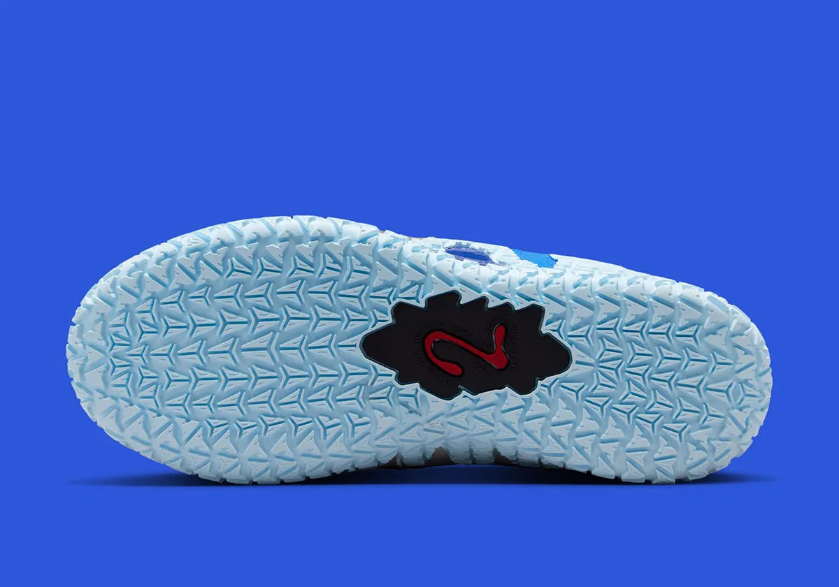 Sneakers Nike Ja 3 Outer Space en mesh technique avec semelle réactive, traction multidirectionnelle et design basketball inspiré de l’univers spatial.Vue du dessous 