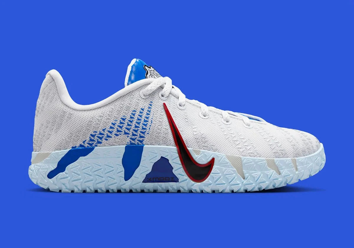 Sneakers Nike Ja 3 Outer Space en mesh technique avec semelle réactive, traction multidirectionnelle et design basketball inspiré de l’univers spatial.Vue de coté