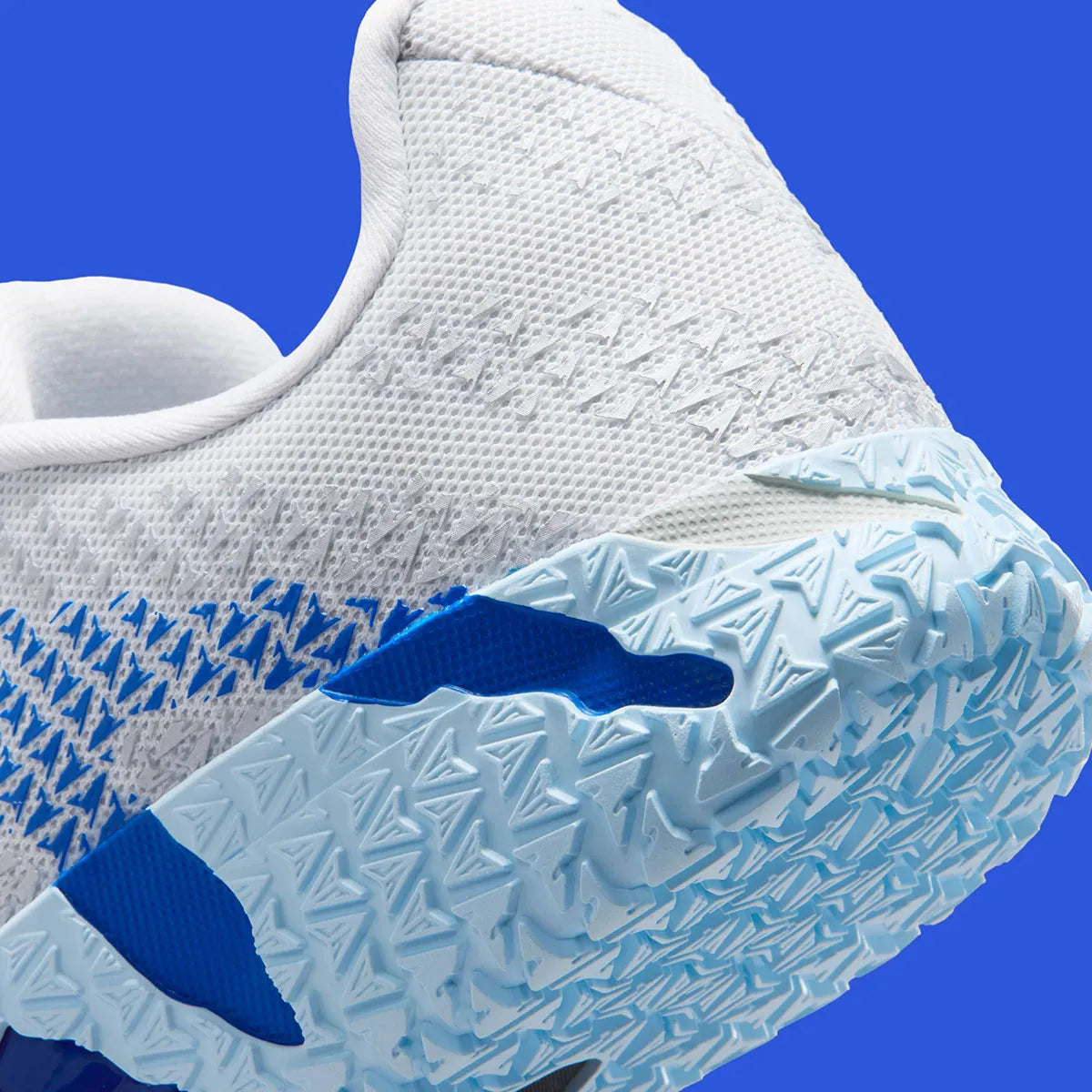 Sneakers Nike Ja 3 Outer Space en mesh technique avec semelle réactive, traction multidirectionnelle et design basketball inspiré de l’univers spatial.Vue zoomer arrière